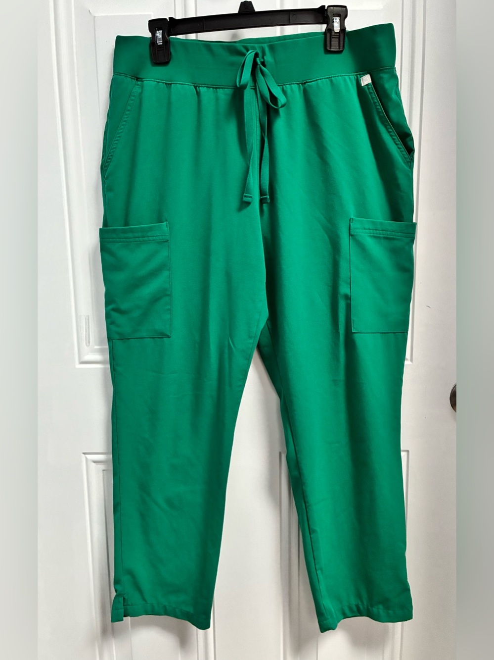 HYPOTHESIS 
WOMEN’S 7-POCKET STRAIGHT LEG CARGO SCRUB PANT PETITE